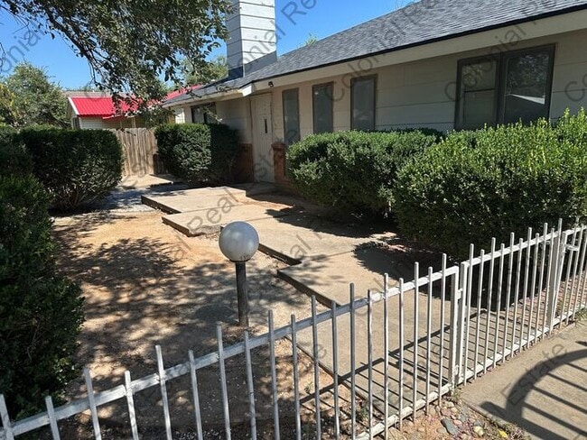 Building Photo - Spacious 2 Bed 2 Bath Duplex, washer/dryer...