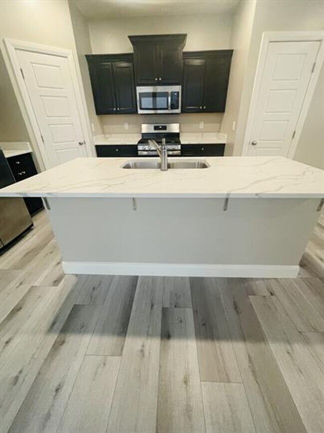 Building Photo - Desert Color Townhome!