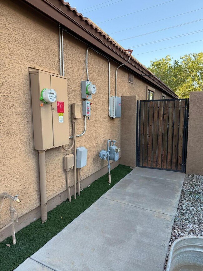 Building Photo - 1945 E Aloe Pl