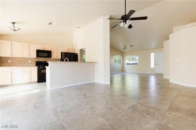Building Photo - 4633 Califa Dr