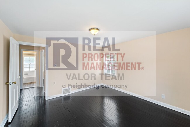 Building Photo - 2bd/1bth - Side by side Duplex in Shaker H...