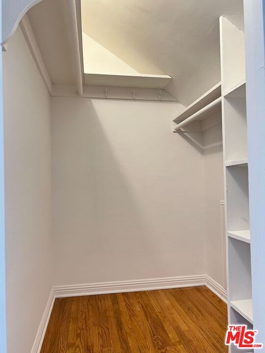 Building Photo - 967 N Doheny Dr