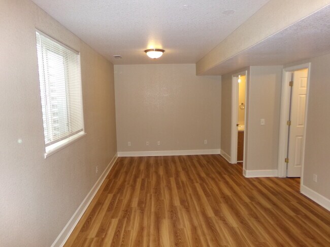 Building Photo - 844 Apex Dr