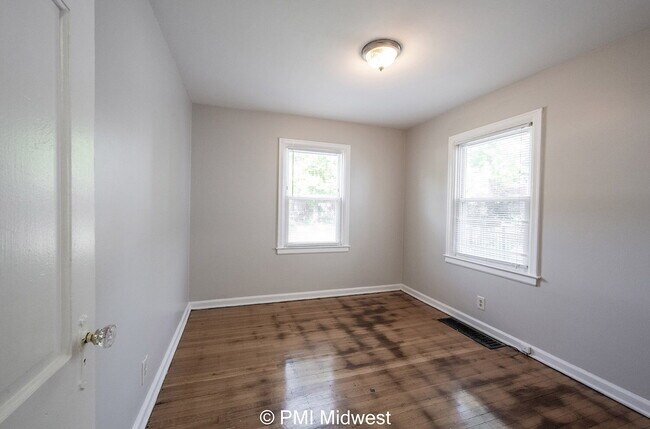 Building Photo - "Charming 2-Bed Home with Gleaming Hardwoo...