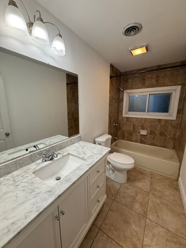 Building Photo - 25 Pembrook Ln