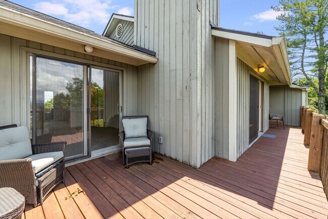 Building Photo - 2-Bedroom, 2-Bathroom Condo with Stunning Downtown Views