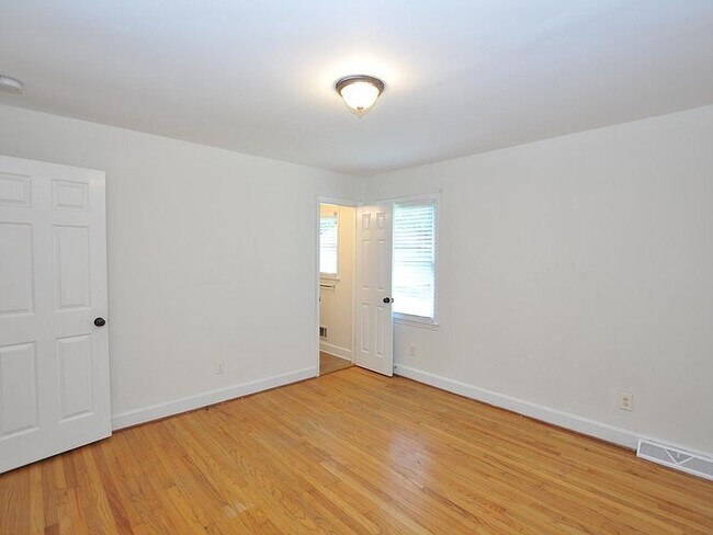 Building Photo - 7323 Idlewild Rd, Charlotte, NC 28212