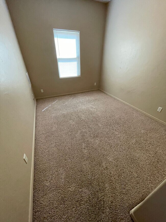 Building Photo - Charming 3 Bedroom, 2 Bath, 2 Car Garage Home - Available Now!