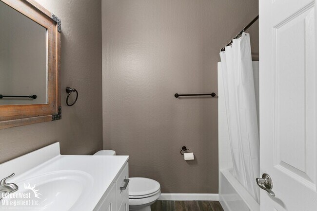 Building Photo - Stunning 4Bdm 3Ba Home with Modern Features in Waddell!