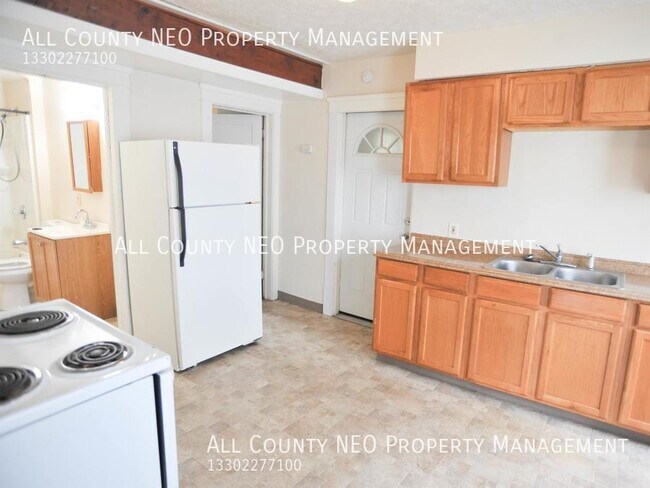 Building Photo - 2 bedroom, 1 bathroom apartment in Akron