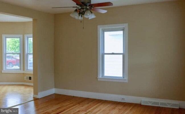 Building Photo - 921 New Pear St