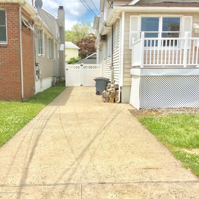 Building Photo - 1228 Oakwood Rd