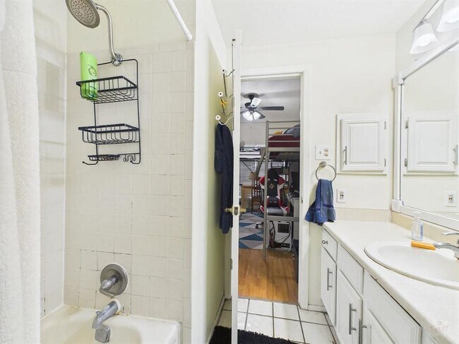 Building Photo - 806 W 24th St