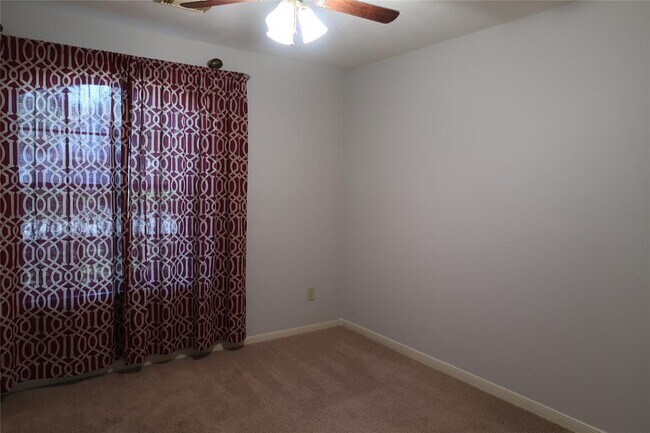 Building Photo - 1714 Oak Ridge Dr