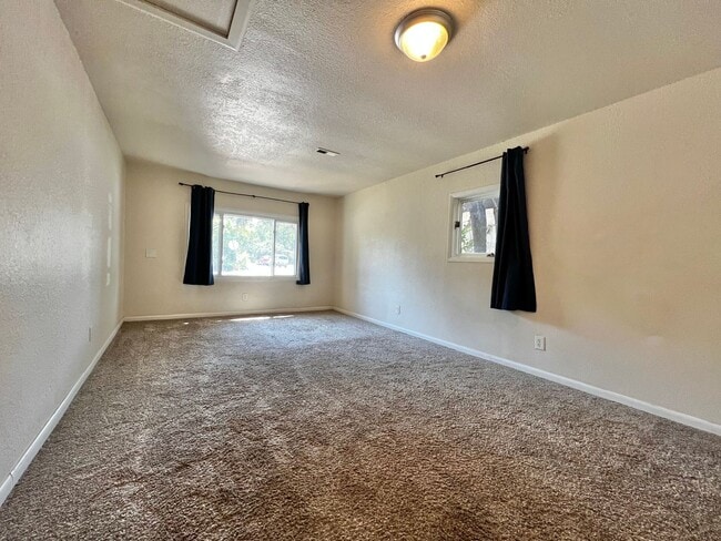 Building Photo - Spacious 3 Bed 2 Bath House in Central For...