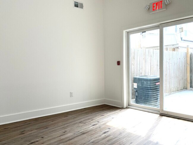 Building Photo - 2425 Frankford Ave