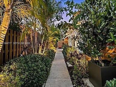 Building Photo - 808 NE 17th Way