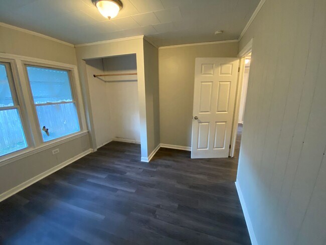 Building Photo - MOVE-IN READY!