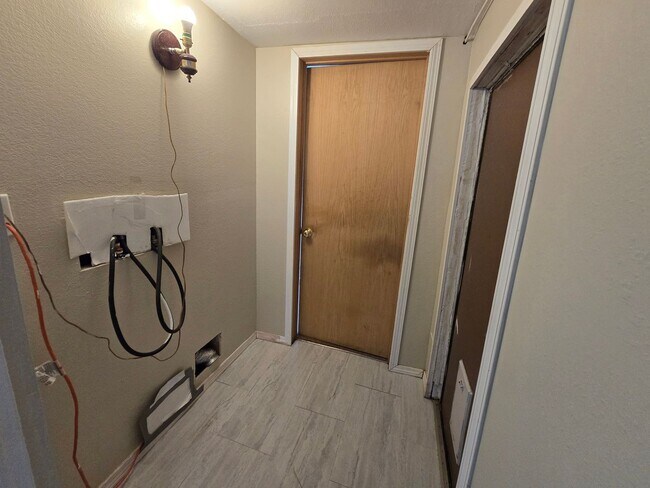 Building Photo - 2 bed, 1 bath Trailer House