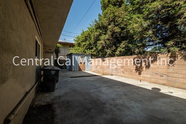 Building Photo - 2334 Dracena St