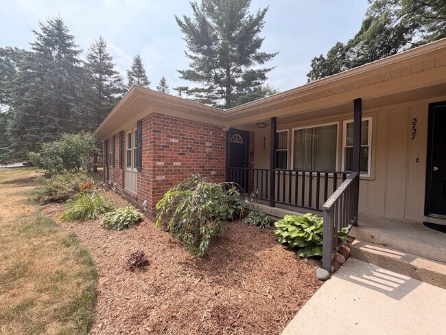 Building Photo - 5729 Ridgebrook Ave SE