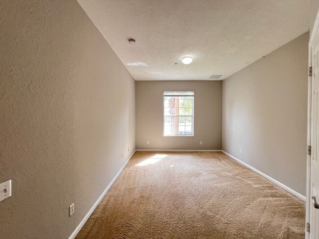 Building Photo - APARTMENT IN THE METROWEST AREA!