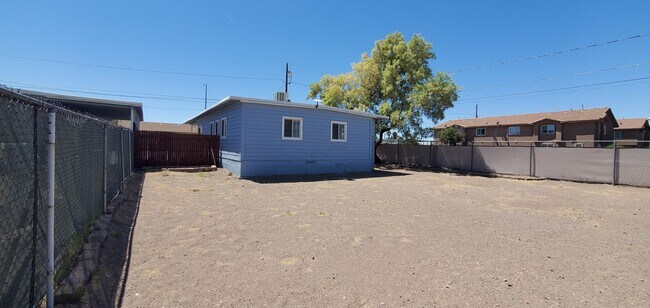 Building Photo - Cute cottage home with huge backyard.