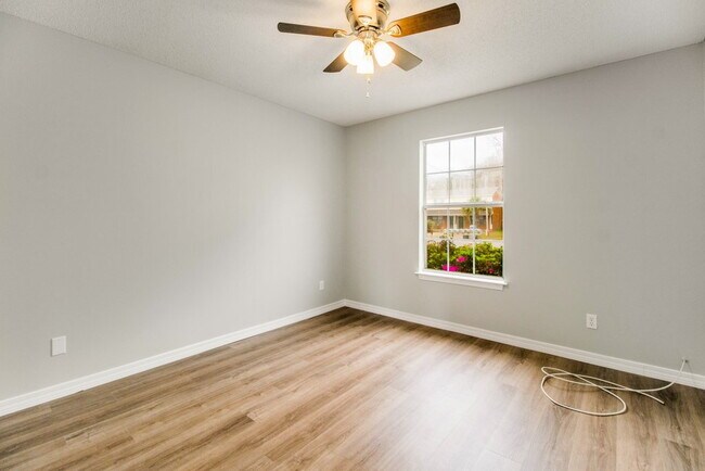 Building Photo - 1015 Sable Dr