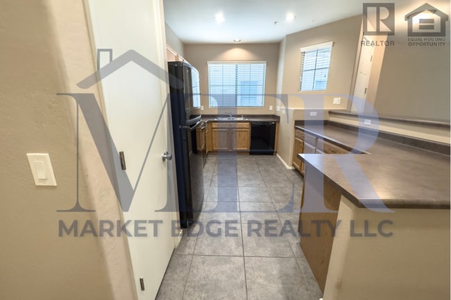 Building Photo - 3Bed/2.5Bath Townhouse at 83rd Ave/I-10! Ready for Immediate Move-In! -- FENCED-IN YARD! 2 CAR GA...