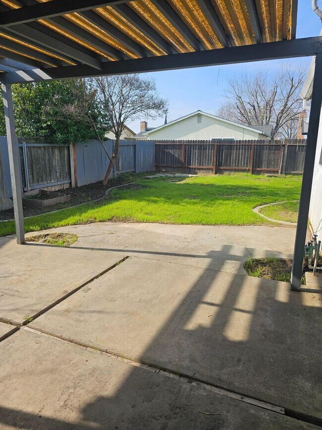 Building Photo - UPDATED 4 BED HOME IN SACRAMENTO!! $500 OFF MOVE-IN SPECIAL!