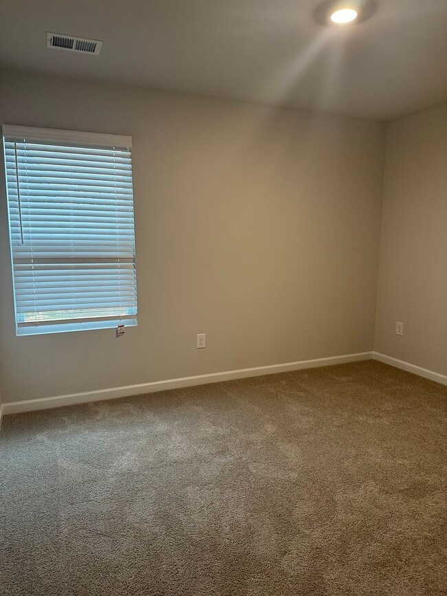 Building Photo - New Townhome in Lincoln