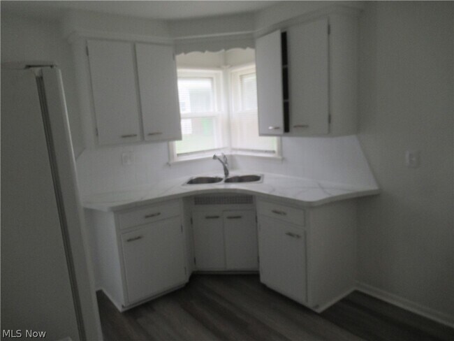 Building Photo - 86 Cowles Ave
