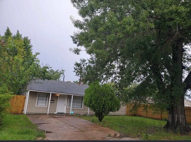 Building Photo - 5131 Lyndhurst Dr