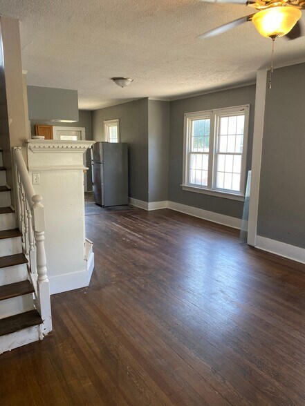 Building Photo - 208 NW End Blvd