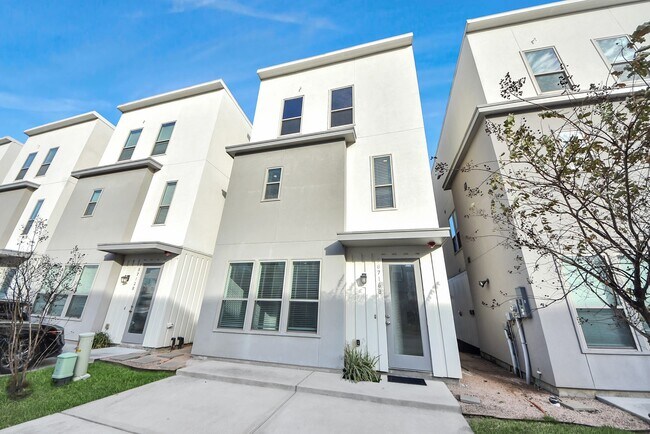 Building Photo - 18716 Centro Main St