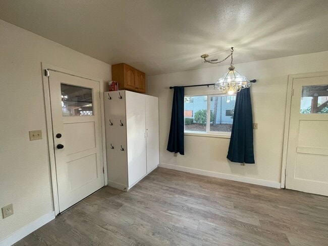 Building Photo - EAST BREMERTON DUPLEX 2 BED 1 BATH