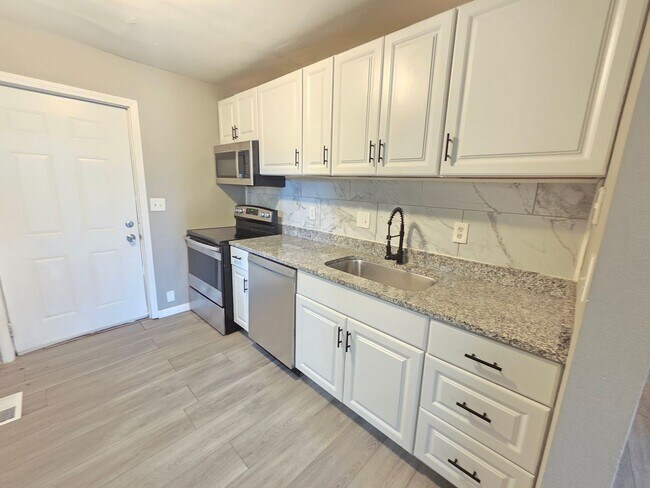 Building Photo - 4346 Swan Ave