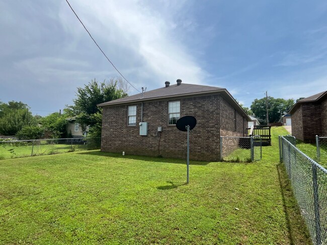 Building Photo - 808 W 13th St