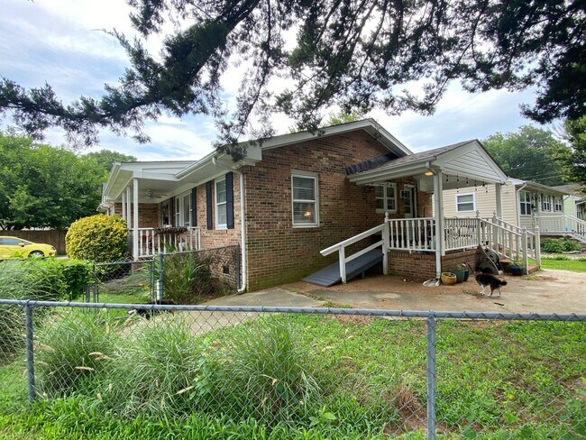 Building Photo - Charming Ranch Style Home - On Corner Lot!