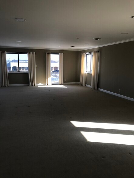 Building Photo - 970 S Hebron Ave