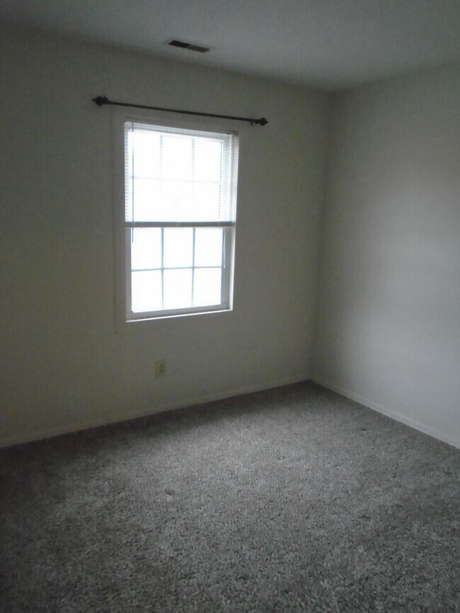 Building Photo - Charming 3 bedroom 1 1/2 bath townhouse located in Jacksonville. Just a short drive to the area b...