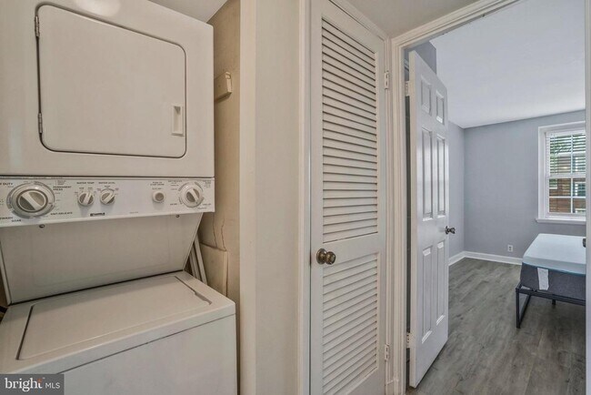 Building Photo - 2961 S Columbus St