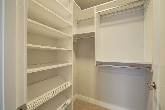 Building Photo - 4Bd/3Ba Bellevue Townhouse