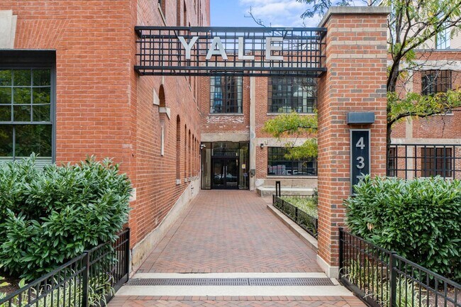 Building Photo - Mt Vernon Square Condo | 1 Bed | 1 Bath | 700 Sf | Private Balcony