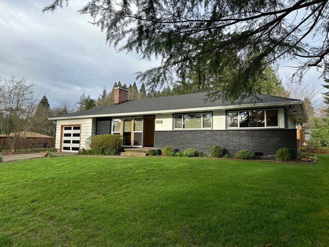 Building Photo - GORGEOUS RANCH STYLE HOME ON HUGE MANICURED LOT IN GARDEN HOME IN SW PORTLAND