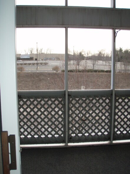 Screened-in porch - 1374 S College Mall Rd