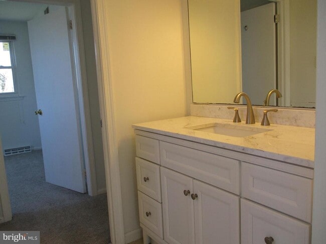 Building Photo - 525 Grant Ave