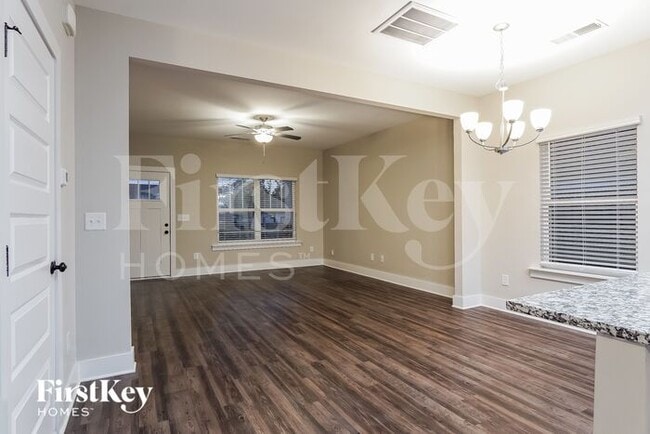 Building Photo - 2745 Village Pl