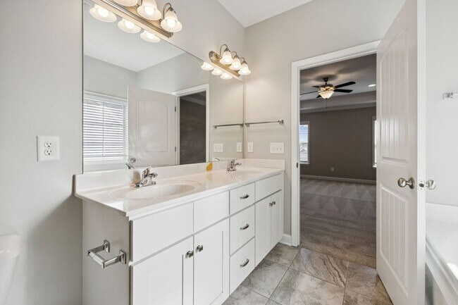 Building Photo - Welcome home to this beautifully maintaine...