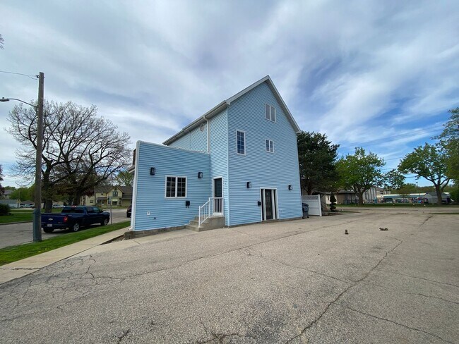 Building Photo - 201 S Pine St